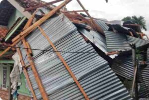 Angin Puting Beliung Rusak Rumah warga dan Fasilitas Umum di Pekon Teratas