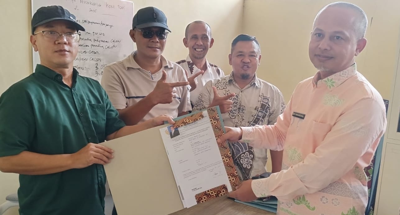 Lo Nuzul Irsan Mengembalikan Formulir Pendaftaran Calon Ketum KONI Tanggamus