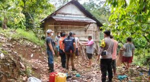 Inafis Polres Tanggamus dan Polsek Wonosobo Evakuasi Jenazah Warga Ditemukan di Gubuk Kebun